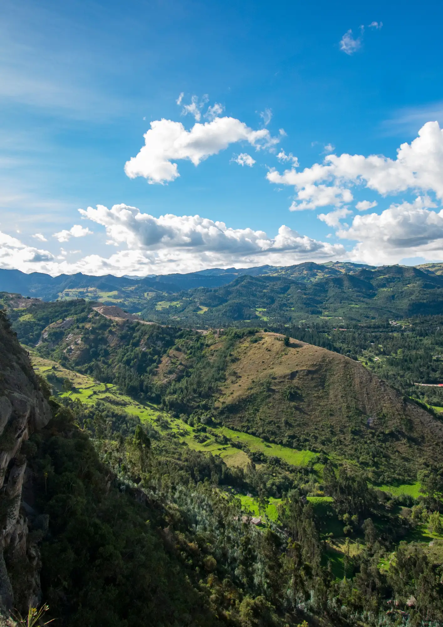 Scenic mountain view in Colombia for wellness retreat led by Beatriz Martinez, Miami psychotherapist.